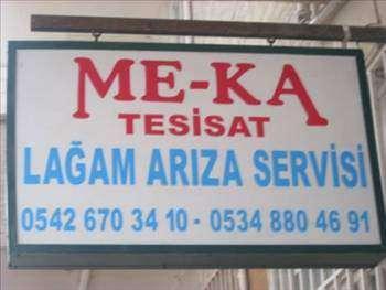 <p>LÂĞIMCILAR: Sokak aralarında bağırarak dolaşan “Lâğımcılar” vardı. Bu esnaf takımının arkasında büyükçe bir heybe olur, heybenin içinde de lâğım açmaya yarayan kazma, kürek, pompa, çeşitli çap ve boylarda tahta ve demir çubuklar ile bol miktarda paçavra bez bulunurdu. "Leaa-aaam-cuu" şeklinde, kendilerine özgü bir bağırışları vardı bu meslek erbabının. Sesleri duyulunca derhal tanınırlardı... Gideri tıkanmış bir evin mevcut sorununu, ellerindeki saydığımız basit araçlarla pratik ve hızlı bir şekilde gidermekte ustaydılar.</p>
