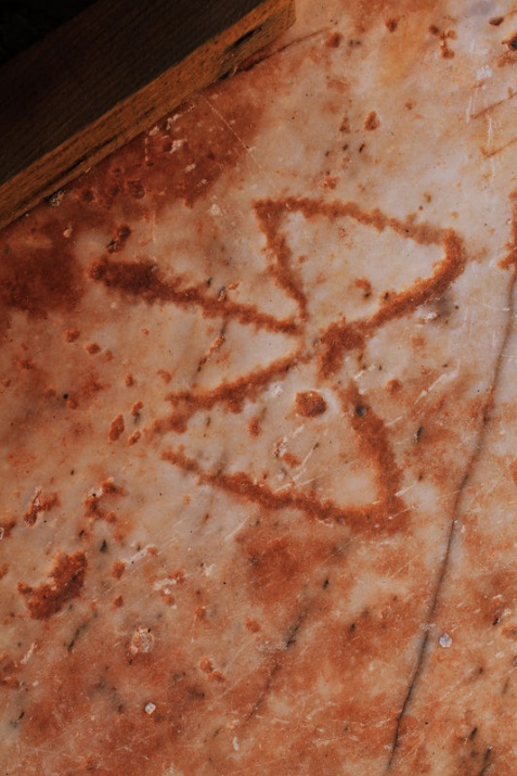 Muğla'nın Milas ilçesinde 2 bin 400 yıl öncesiyle tarihlenen batıl inanç sembolleri bulundu.