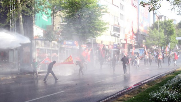 <p><br />DİSK önderliğindeki kortej Şişli'de, KESK önderliğindeki gruplar da Beşiktaş'ta 06.00'dan itibaren Taksim Meydanı'na yürümek istemiyle toplanmaya başladı.</p>