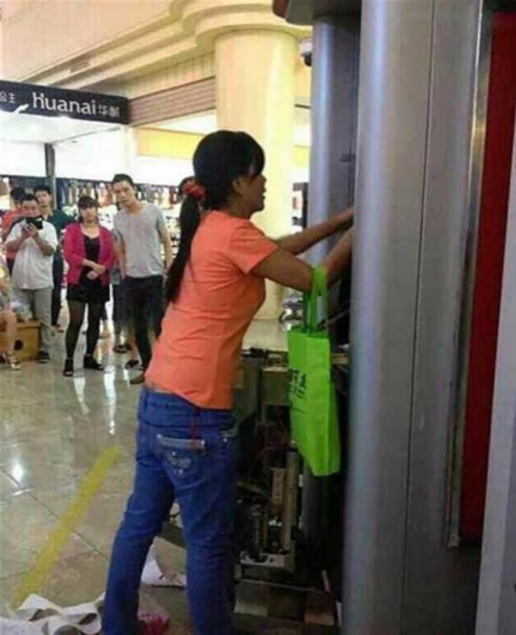 <p>Çin'de bir kadın para çekmek için bir alış veriş merkezindeki ATM'ye geldi ama başına gelenler herkesi şok etti...</p>
