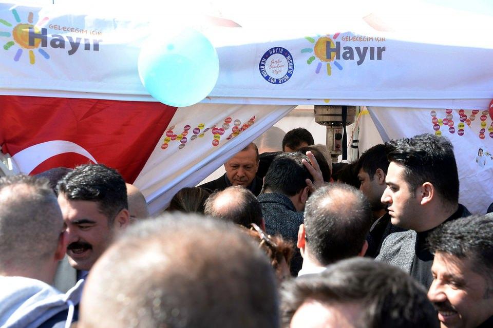 <p>Cumhurbaşkanı Erdoğan daha sonra Evet standının hemen yakınında kurulan Hayır standını ziyaret etti. </p>
