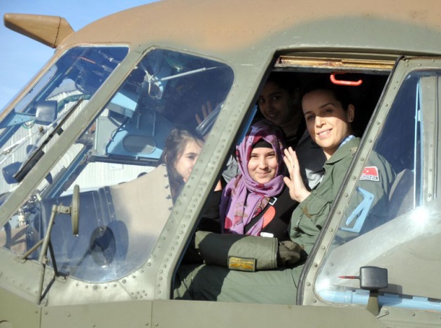 <p>Diyarbakır Valiliği ile Jandarma Bölge Komutanlığı'nın SODES Projesi kapsamında çocuklar helikopterle tanıştı.</p>