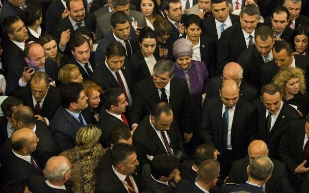 <p><span>Resepsiyonda cumhurbaşkanı seçimi çerçevesinde Gül ile Erdoğan'ın birlikte verecekleri görüntü ve yapacakları sohbet merak ediliyordu.</span></p>