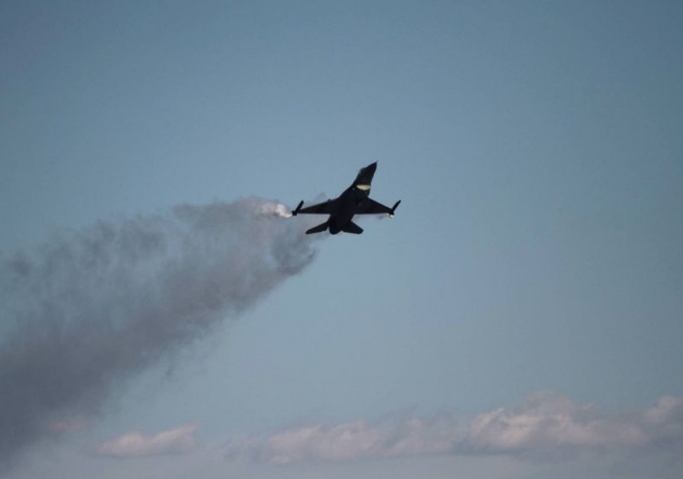 Türk Hava Kuvvetleri'nin F-16 gösteri ekibi SOLO TÜRK, Çanakkale'de gösteri uçuşu yaptı.