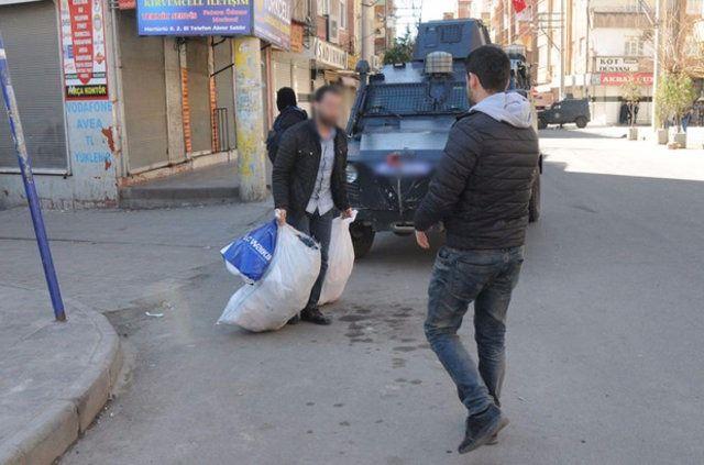<p>Jandarmanın ablukaya aldığı mahallede Polis Özel Harekât timleri operasyon başlattı.</p>
<p> </p>