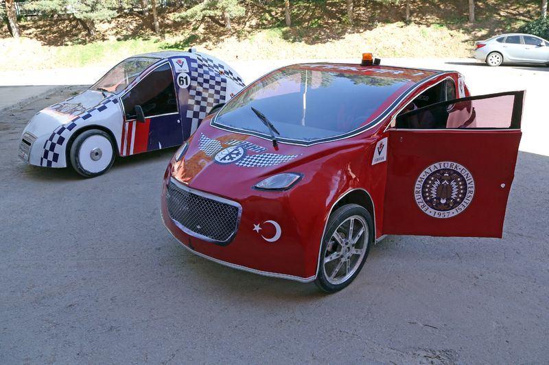 <p>Projede bu yönde tasarım ve imalatlar yapıldığına işaret eden Karacalı, "Batarya yönetim sistemini, yerleşik şarj ünitesiyle birlikte özgün hale getirip, Türkiye ekonomisine kazandırmayı planlıyoruz. İleriki aşamalarda elektrik motorlarının geliştirilmesini düşünüyoruz" dedi. </p>
<p> </p>