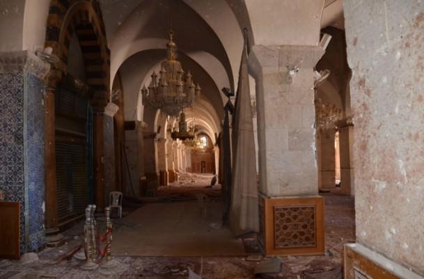 <p>Suriye’de iç savaşın en sıcak çatışmalarının yaşandığı Halep’te harabeye dönen tarihi Emevi Cami’nin durumu, savaşın geldiği noktayı özetliyor. Kutsal emanetlere sahip olması ile de ünlü caminin bir bölümü muhaliflerin, bir bölümü Esed askerlerinin elinde.</p>