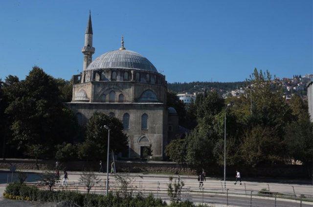 <p>İstanbul Büyükşehir Belediyesi temizlik ekipleri, cami halılarından avluya kadar her bir noktanın temizlik işlerini titizlikle yürütüyor. Güvenlik personeli ise selatin camilerinin 24 saat güvenliğini sağlıyor.</p>

<p> </p>

