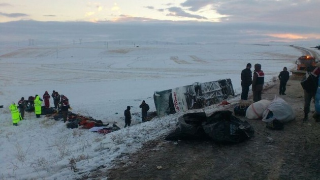 <p>Kayseri'nin Pınarbaşı ilçesi yakınlarında bir yolcu otobüsünün buzlanan yolda şarampole devrilmesi sonucu meydana gelen kazada 20 kişi hayatını kaybetti. Kazada 21 kişinin de yaralandığı bildirildi.</p>