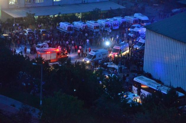 <p>Tedirgin bekleyişini sürdüren kalabalık, yakınlarından gelecek iyi haberleri bekliyor.</p>