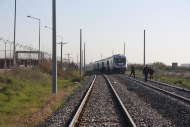 <p>Mersin'in merkez Akdeniz ilçesi Bahçeli Mahallesi yakınlarındaki hemzemin geçitte Organize Sanayi Bölgesi'nde bir yolcu treni, Acar Makine'ye ait servis otobüsüne çarptı.</p>