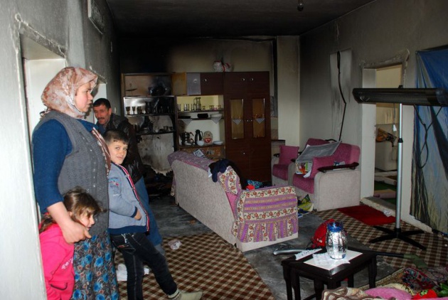 <p>Bitlis'in Tatvan ilçesinde yaşayan Bakır ailesinin evinde geçen yıl ramazan ayında başlayan esrarengiz olaylar, 7 aydır bitmek bilmiyor.</p>