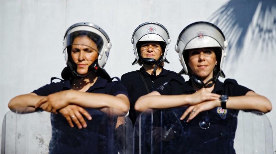<p>Eşim ve kayınvalidem çok destek oluyor. Bu meslekte duygusal olmamak lazım, değilse her günümüz ağlamakla geçer. Görevdeyken anne-çocuk görüyorsun, 'Şimdi gezmek vardı çocuğunla' diyorsun ama görev daha önemli." diye konuştu.</p>