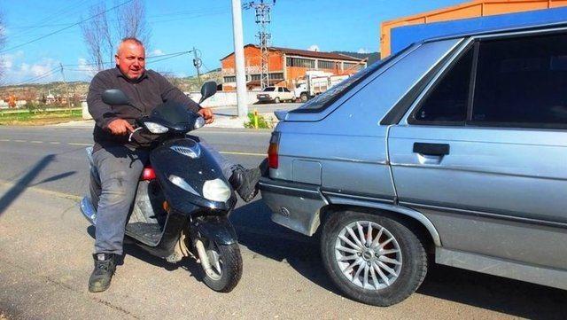 <p>BU ANCAK TÜRKİYE'DE OLUR!</p>
<p>Motosikletinin direksiyon başına geçen Kırbaş, yolda kalan araçları ayağıyla iterek akaryakıt istasyonuna kadar götürüyor.</p>