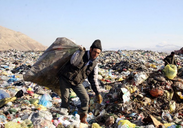 Sivas Belediyesi Katı Atık Bertaraf Tesisi ve Çöp Depolama Sahasında plastik malzeme, demir ve karton toplayan işçiler,