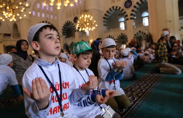 <p>11 anaokulundan 520 öğrenci Ataşehir Mimar Sinan Camisi'nde buluştu. Minikler hep birlikte namaz kıldı.</p>