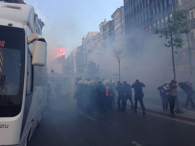 <p><br />Polis, Beşiktaş CHP İlçe Başkanlığı önünden Taksim'e yürümek isteyen grubu, dağılmaları yönünde uyardı. Dağılmayan gruba polis, tazyikli su ve biber gazıyla müdahale etti. Yüzü kapalı bazı kişiler de polise taş ve şişe atarak karşılık verdi.</p>