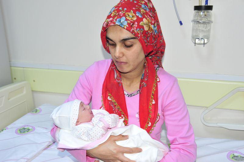 <p>Konya Meram Eğitim ve Araştırma Hastanesinde, saat 00.06'da normal doğumla 3 kilo 240 gram ağırlığında ve 50 santimetre boyunda bir kız bebek dünyaya getiren anne Alime (18), yeni yılın ilk dakikalarında bebeklerini kucaklarına almanın mutluluğunu yaşadı.</p>
