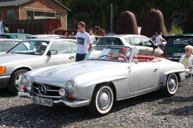 <p>Mercedes severler Almanya'nın Hattingen kentinde buluştu. Mercedes kulübü tarafından her sene düzenlenen etkinlik kapsamında Mercedes klasikleri ve son model Mercedes'ler bir araya geldi. İşte o otomobiller....</p>
<p> </p>