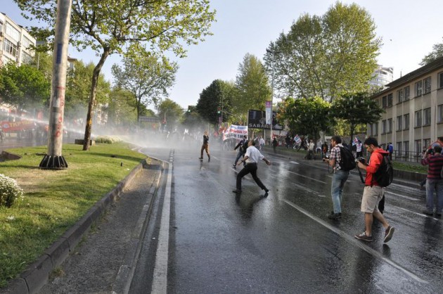 <p><br />Gün boyunca Barbaros Bulvarı'nın çeşitli yerlerinde toplanarak, Taksim'e yürümeye çalışan gruplara, polis izin vermedi.</p>