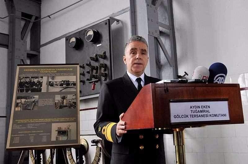 <p><strong>İLK DENİZALTI PİRİ REİS </strong><br />
Tuğamiral Aydın Eken, Yeni Tip Denizaltı Projesi'nin ilk denizaltısı olan 'Piri Reis' ile ilgili olarak, "Yeni Tip Denizaltı Projesi'nin ilk gemisi olan Piri Reis denizaltısının ilk kaynak töreni 8 Ekim 2015 tarihinde gerçekleştirilmiş ve mukavim tekne inşasına fiili olarak başlanmıştır.</p>
