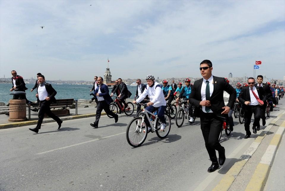 <p>Yılın Siyaset Fotoğrafı üçüncüsü Milliyet Gazetesi'nden Oğuz Yeter oldu. Cumhurbaşkanı Recep Tayyip Erdoğan, "51. Cumhurbaşkanlığı Türkiye Bisiklet Turu" etkinliklerinin basın turuna katılmıştı.</p>