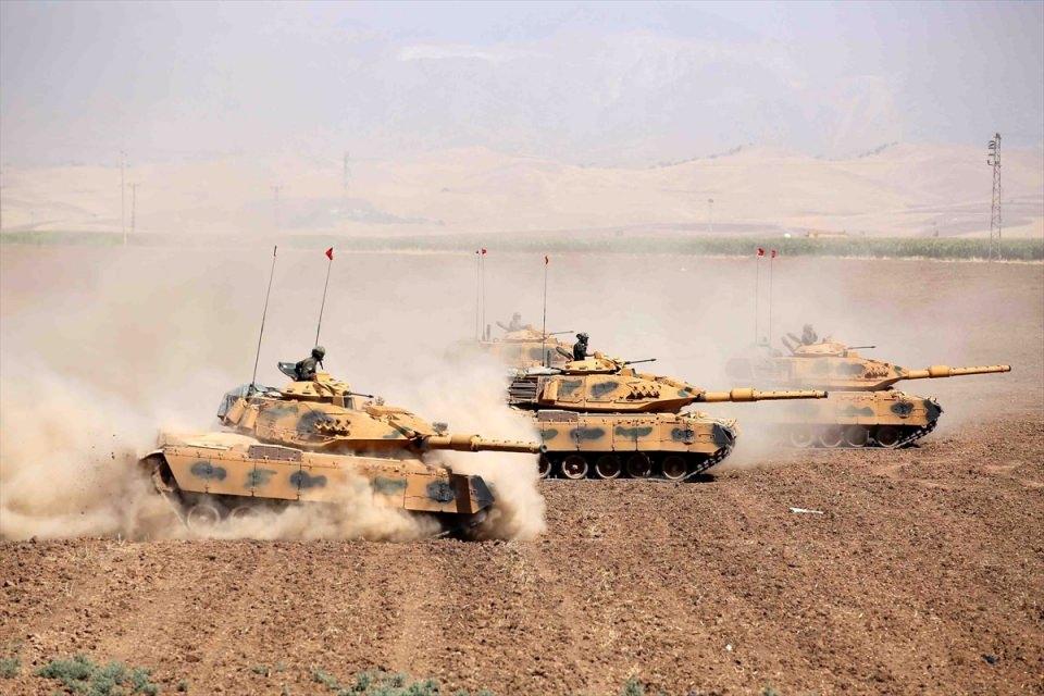 <p>Sabah saatlerinde tatbikat alanında konuşlu bulunan zırhlı personel taşıyıcılar tatbikat alanından ayrılarak alanın yanında bulunan boş arazide hızlı manevra eğitimi yaptı. </p>
<p> </p>