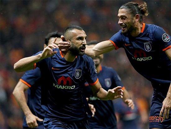 <p>Kaleyi yine Volkan Babacan’a teslim etmesi; savunmanın sağında Gökhan Gönül, solunda ise Hasan Ali’yi oynatması beklenen Terim’in, stoperde ise yeri kesin gibi gözüken Yalçın Ayhan’ın yanında, ‘Ahmet Çalık ve Çağlar Söyüncü’ arasında kararsız olduğu bildirildi.</p>
