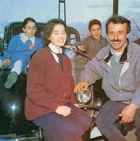 <p>Süper Baba dizisinden sonra Ekmek Teknesi başta olmak üzere çok izlenen yapımlarda ekranlara gelen Eray Demirkol evlilik hazırlığı yapıyor. </p>
<p> </p>