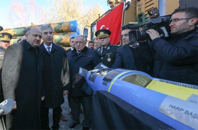 <p><strong>KASIRGA GİBİ VURACAK!</strong></p>

<p>Bakan Işık, yeni silah sistemi hakkında, "Kasırga, tamamen Roketsan'ın geliştirdiği ve 120 kilometre mesafeye kadar son derece isabetli atış yapabilen bir sistem. </p>
