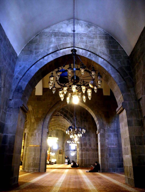 <p>Tarihi ve kültürel zenginlikleriyle ön plana çıkan Erzurum'daki asırlık camilerde ramazan hazırlıkları tamamlandı. Kentte asırlardır ezan sesinin yankılandığı Osmanlı ve Selçuklu dönemlerinden kalma camiler, 11 ayın sultanı ramazan için hazır hale getirildi.Fotoğrafta tarihi Ulu Cami görülüyor.</p>
