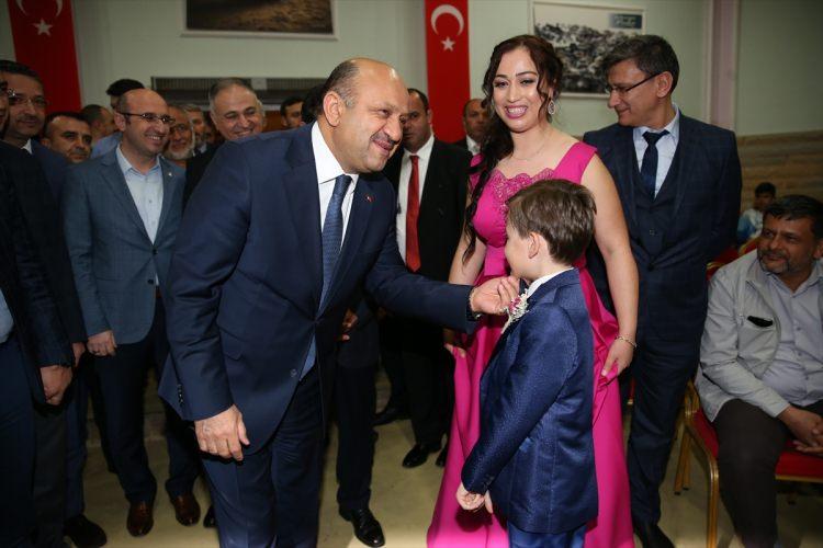 <p>Milli Savunma Bakanı Fikri Işık, Hakkari'de 9 yıl önce PKK'lı teröristlerle çıkan çatışmada şehit olan Piyade Üsteğmen Serkan Çakal'ın 9 yaşındaki oğlu Metehan'ın sünnet cemiyeti için makam aracını tahsis etti.</p>