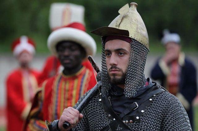<p>Türk öğrencilerin yer almadığı mehter takımına ABD, Suriye, Kosova, Pakistan, Azerbaycan, Afganistan, Pakistan, Somali, Etiyopya, Liberya, Bosna-Hersek, Makedonya ve Zambiya'dan 30 öğrenci seçildi."Uluslararası Mehter Takımı", mehter eğitmeni Zafer İşlek yönetiminde üniversitede çalışmalarına başladı.</p>

<p> </p>
