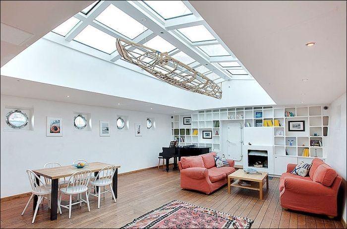 <p>Konforuna d&uuml;şk&uuml;n tasarımcılar ciddi bir tadilat başlatarak teknenin alt kısmını adeta bir eve d&ouml;n&uuml;şt&uuml;r&uuml;p, bir evde olması gereken her şeyi d&uuml;ş&uuml;nm&uuml;ş.</p>

<p>&nbsp;</p>
