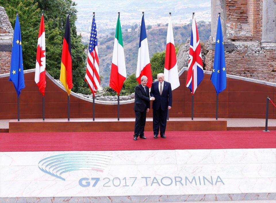 <p>Zirve öncesinde mevkidaşlarına yönelik görüntülü bir mesaj paylaşan Başbakan Gentiloni, "Kolay olmayacağını biliyoruz ama G7’den sonuçlar elde etmeyi istiyoruz. Taormina ruhu, bize doğru yolu bulmada yardım edebilir." dedi. </p>

<p> </p>
