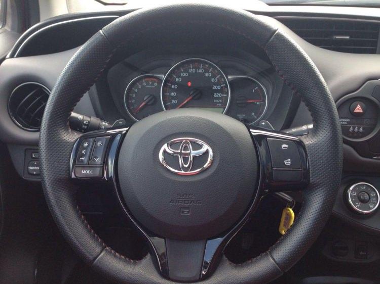 <p>- Sport ve Esp tuşları mevcut. (lokasyon olarak kötü bir yerde)</p>
<p>- Elektrikli aynalar.</p>
<p>- Direksiyon simidi üzeri çok kullanışlı tuşlar.</p>
<p>Bir parantez de hacime açmak istiyorum. Araç hatchback bir araç. Dışarıdan ne kadar küçük görünse de içeride muazzam bir hacim sunuyor.</p>
