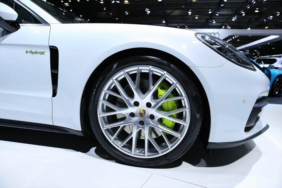 <p>Porsche Paramera 4 e - hybrid</p>