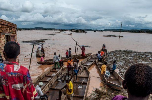<p>Selin etkisiyle başkent Antananarivo’nın Anosizato bölgesinde birçok ev ve bina sular altında kaldı.</p>
