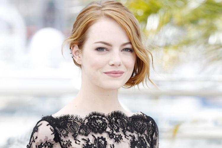 <p><strong>Emma Stone</strong></p>
<p>"Günlük hayatımda güzellik rutinimin içinde uyku, nemlendirme ve kaşlarımı şekillendirme var. Yüzüm çok alerjik olduğu için nemlendirme için üzüm çekirdeği yağı kullanıyorum."</p>