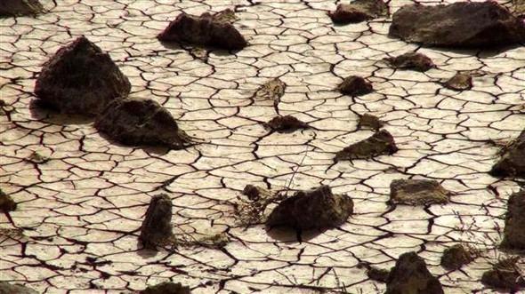 <p>Çanakkale merkezindeki içme, kullanma ve sulama ihtiyacını karşılayan 54 milyon metreküp su kapasiteli Atikhisar Barajı’nda da su miktarı ciddi oranda azaldı. 15.5 milyon metreküp su bulunan barajda doluluk oranı yüzde 28 oldu. Baraj havzasının bir bölümünde çekilen su nedeniyle toprak çatladı. Çölü andıran manzaralar ortaya çıktı.</p>

<p> </p>
