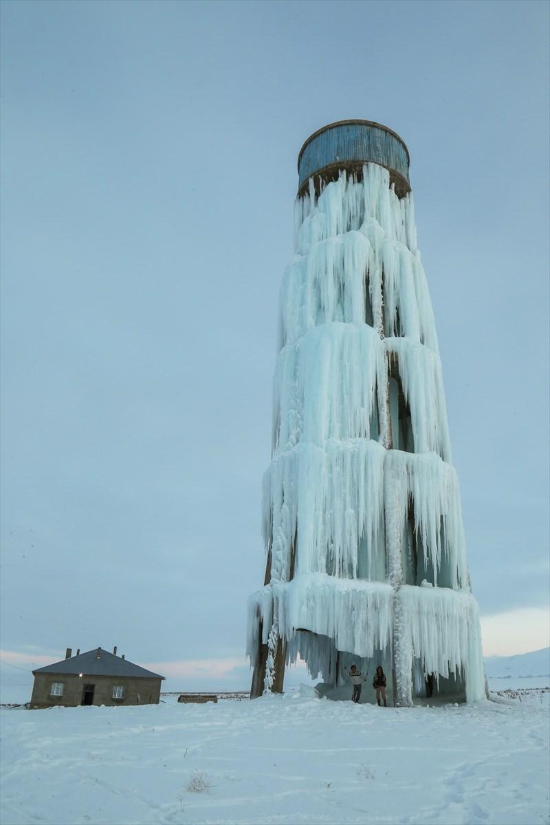 <p>Yaklaşık 20 metre yüksekliğe sahip 4 katlı su deposunda patlayan borulardan akan suların aşırı soğuklar nedeniyle donması, ortaya buz kulesini andıran bir görüntü çıkardı.</p>
