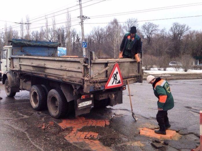 <p>Rusya'da bir vatandaşın paylaştığı yol onarım çalışması sosyal medyada çok konuşuldu.</p>
