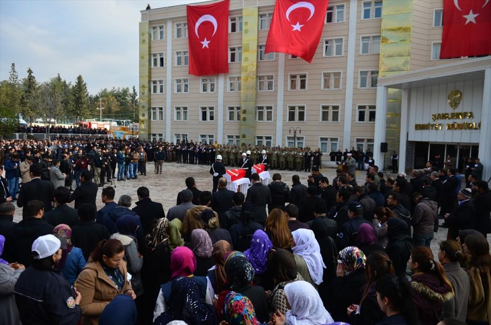 <p>"Bizi, vatansız bırakmak, vatanımızı bölmek ve bu ülke üzerinde çirkin emellerini gerçekleştirmek isteyen taşeronlar, PKK'sıyla, DEAŞ'ıyla, FETÖ'süyle iş başındalar. Bu vatan hepimizin. Şehit kanlarıyla sulanmış yurdumuz hepimizin yurdudur. </p>
