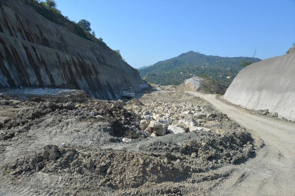 <p>Balkanlıoğlu, Ordu'daki yerel trafik ve 20'ye yakın trafik lambası olması nedeniyle kentten geçen araçların Altınordu ilçesinde saplanıp kaldığına işaret ederek, "Devletimizden Allah razı olsun. Ordu'daki bu sorunu görerek Ordu Çevre Yolu'nu hayata geçiriyor. </p>
