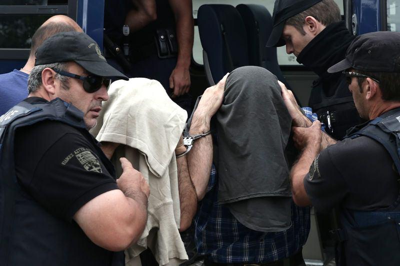 <p>FETÖ'nün darbe girişiminin ardından Yunanistan'a kaçan 8 darbeci askerin davası Dedeağaç mahkemesinde başladı. Darbeci askerler Dedeağaç Adliyesi'ne getirildi. </p>
