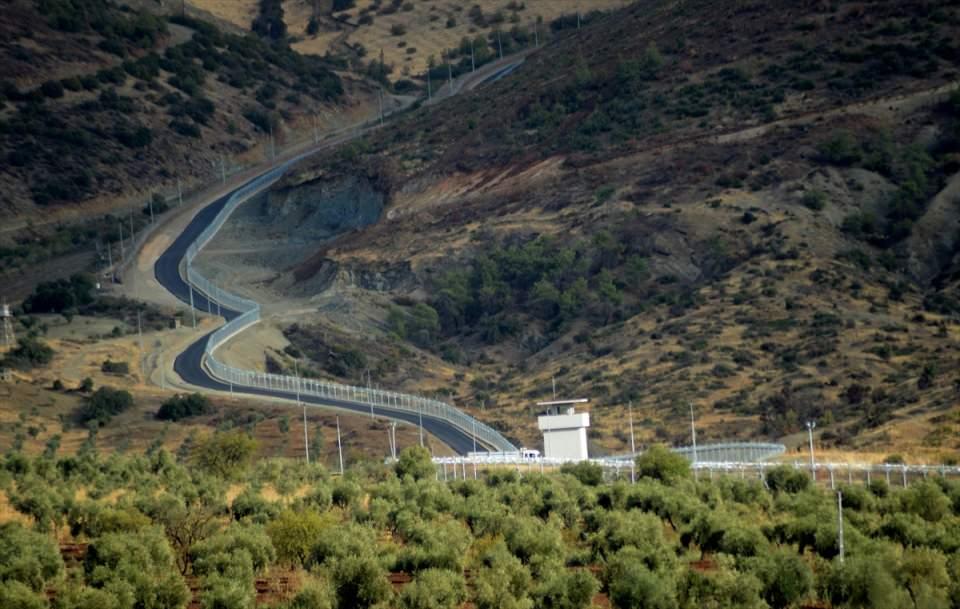 <p>Turan, TOKİ 'nin hiç bir bankaya ya da müteahhide kredi ya da borcunun bulunmadığını da belirterek, "Günlük olarak ödemelerimizi yapıyoruz" dedi.</p>
