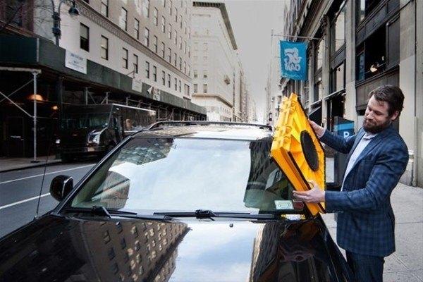 <p>Sürücünün bunu kaldırıp yoluna devam etmek istiyorsa telefonu yardımıyla cezasını ödemesi gerekiyor.</p>