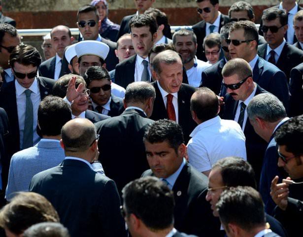 <p>Camiden ayrılışında Erdoğan'a cami avlusunda bekleyen vatandaşlar, alkış ve tezahüratta bulundu.</p>