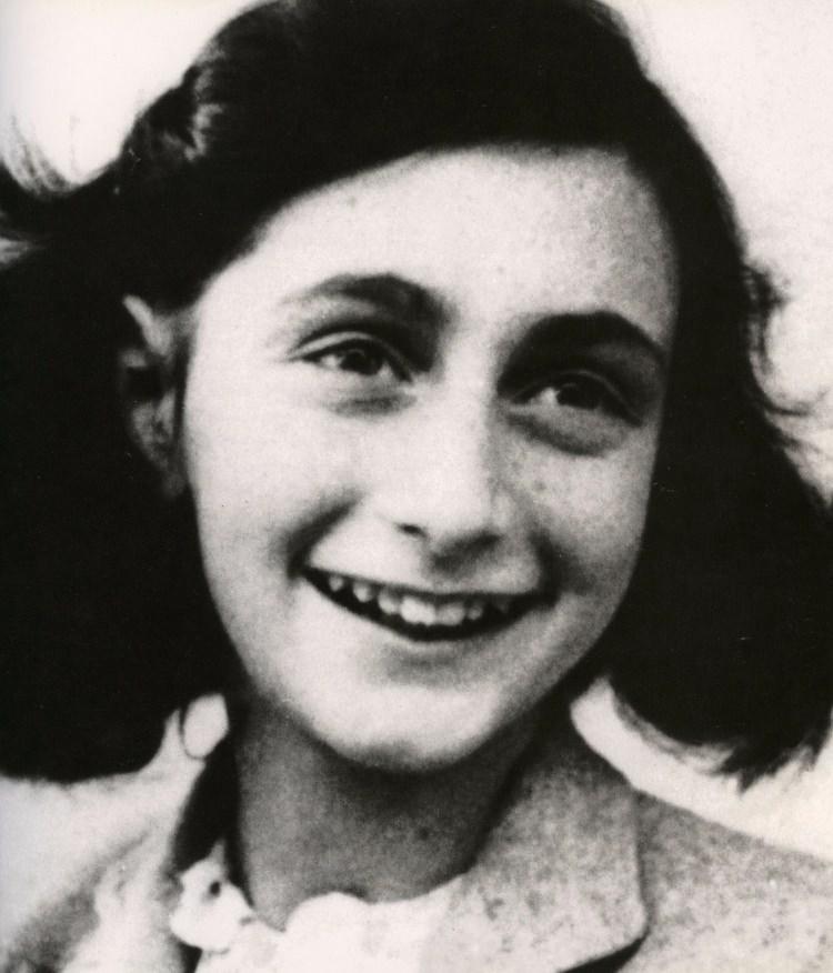 <p><strong>Anne Frank (1929-1945)</strong></p>
<p>13 yaşında yazdığı günlüklerle Nazi zulmünü tüm dünyaya duyurdu. Yaş gününde kendisine hediye edilen bir ajandayı günlük olarak kullanmış ve saklandıkları iki yıl boyunca yaşanan olayları günü gününe yazmıştır. Yazdığı yazılar 'Kitty' adında birine ithafen yazılmıştır. İki yıl sonra polis tarafından basılır.</p>