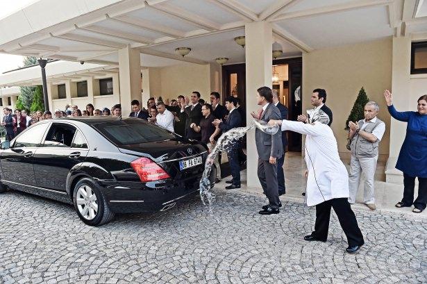 <p>Bu sırada konutun ahçısının Gül ile eşini uğurlarken aracın ardından su döktüğü fotoğraf kamuoyuna ilk kez yansıdı.</p>
